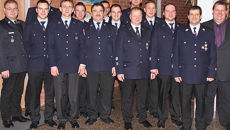 Der erweiterte Vorstand samt Beisitzer: KBM Georg Helfrich (vorn von links), Johannes Beck, Jochen Henz, Rudi Beck, Volker Wießner, Alexander Morber, Siegbert Müller und Bürgermeister Bernold Martin; Marco Knüttel (hinten v. links), Florian Spahn, Arno Spahn, Christian Beck, Christian Hornung und Christian Knüttel. Foto: Gerd Schaar