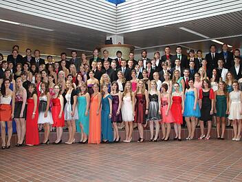 Festlich gekleidet präsentiertenn sich die 96 Abiturienten der Fotografin.