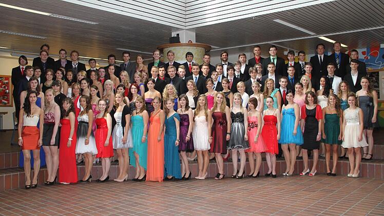 Festlich gekleidet präsentiertenn sich die 96 Abiturienten der Fotografin.