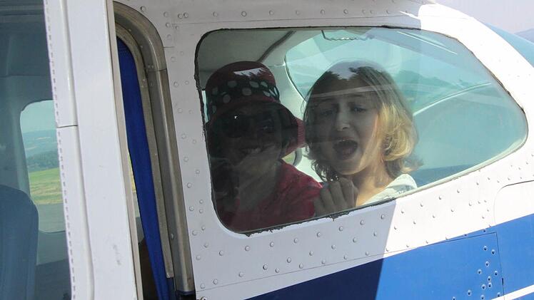 Als sich ein paar mutig Jungs vor ihr getraut haben, steigt auch Selina in den Flieger.