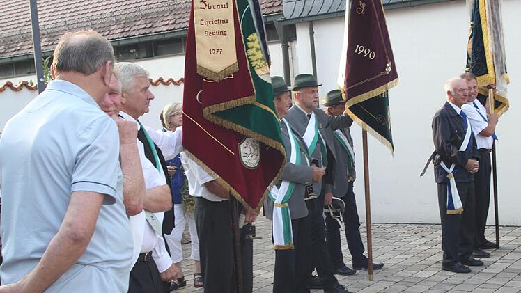 Auch die Fahnenabordnungen der Vereine zollten dem Oberhirten ihre Aufwartung.