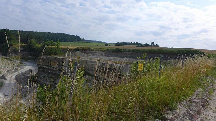 Nördlich des Mains liegt zwischen Schönbach und Breitbrunn einer der zahlreichen Sandsteinbrüche in den Haßbergen. Hier wird "Weißgrauer Mainsandstein" abgebaut, der in der Region und weit darüber hinaus Verwendung findet. Foto: Sabine Meißner