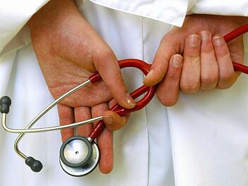 Geht es nach dem Willen der Koalition, müssen Patienten künftig nicht länger als vier Wochen auf einen Termin beim Facharzt warten. Foto: dpa (Archiv)