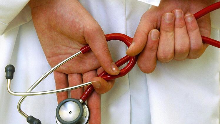 Geht es nach dem Willen der Koalition, müssen Patienten künftig nicht länger als vier Wochen auf einen Termin beim Facharzt warten. Foto: dpa (Archiv)