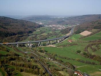 Blick auf die A7 bei Bad Brückenau. hier soll die Stromtrasse durch den Landkreis führen.  Foto: Ingo Queck