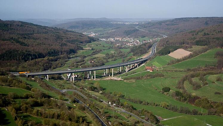 Blick auf die A7 bei Bad Brückenau. hier soll die Stromtrasse durch den Landkreis führen.  Foto: Ingo Queck