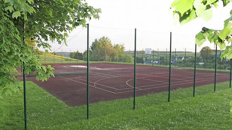 Um ihn geht es bei dem Streit: den Hartplatz in Teuschnitz, der einem Kräutergarten weichen soll. Foto: Archiv