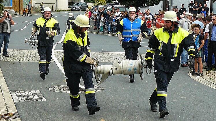 Viele Schaulustige säumten am Samstag in Marktleugast bei der Großübung der Rettungskräfte die Straße. Fotos: Klaus-Peter Wulf