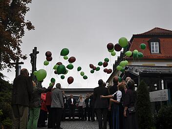 Luftballon-Aktion mit den Festgästen beim Jubiläum der Landvolkshochschule Volkersberg: Gute Wünsche für die Zukunft steigen in den Himmel. Foto: Lernwerk Volkersberg