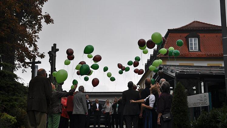 Luftballon-Aktion mit den Festgästen beim Jubiläum der Landvolkshochschule Volkersberg: Gute Wünsche für die Zukunft steigen in den Himmel. Foto: Lernwerk Volkersberg