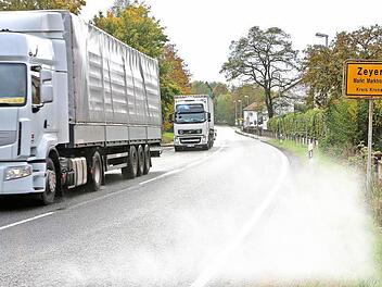 Die Ortsumgehung Zeyern kommt einfach nicht ins Rollen. MdL Jürgen Baumgärtner sieht das Vorhaben nun von Rot-Grün torpediert. Sollte die Umgehung am Ende doch nicht kommen, würden weiterhin tagtäglich Tausende Autos und Lastwagen mitten durch den Ort donnern. Foto: Archiv/Barbara Herbst