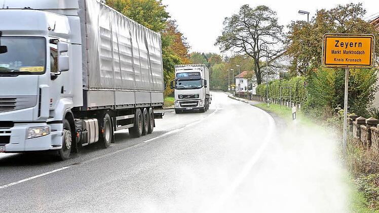 Die Ortsumgehung Zeyern kommt einfach nicht ins Rollen. MdL Jürgen Baumgärtner sieht das Vorhaben nun von Rot-Grün torpediert. Sollte die Umgehung am Ende doch nicht kommen, würden weiterhin tagtäglich Tausende Autos und Lastwagen mitten durch den Ort donnern. Foto: Archiv/Barbara Herbst