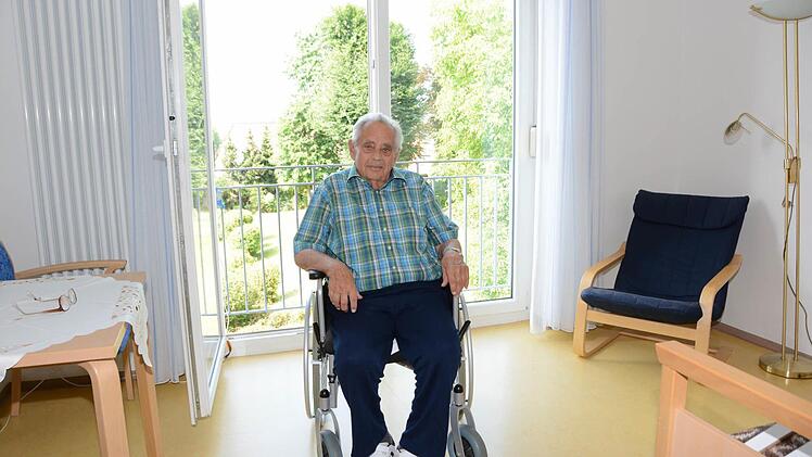Albin Laukner ist mit seinem Zimmer im Wohnstift sehr zufrieden. Es ist groß genug und das bodengleiche Fenster bietet einen schönen Ausblick. Foto: Dagmar Besand