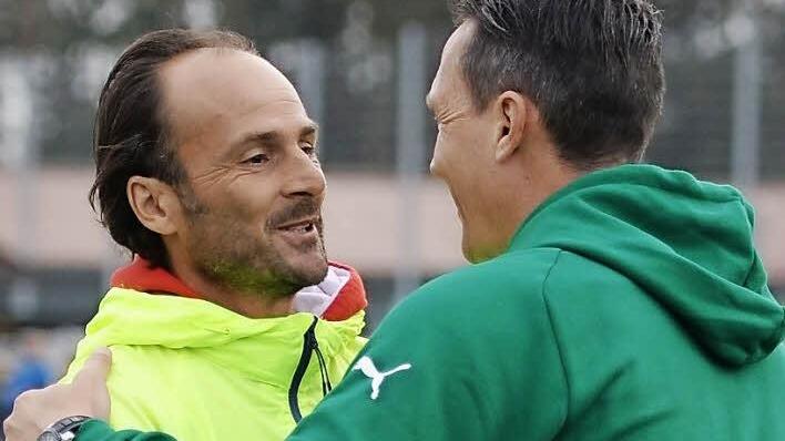 TSV-Trainer Werner Thomas begrüßt Regensburgs Coach Christian Brand (l.).