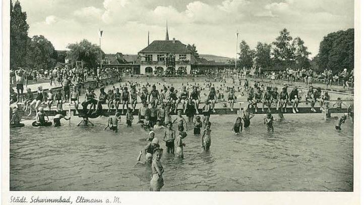Stolz warb die Stadt Eltmann in den 50er Jahren mit ihrem Freibad, hier auf einer Postkarte. Im Hintergrund ist die Gastwirtschaft Stenglein zu sehen, die später abgebrochen wurde. Dort befinden sich heute der Eingangsbereich und die Sanitärräume des Freibades.  Fotos: Sabine Weinbeer