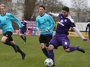Die Jahn-Spieler um Hendrik Hassa (li.) und Tobias Eisgrub (Mitte) kamen am Samstag im Derby gegen den FC Eintracht Bamberg (am Ball: Dreifachtorschütze Daniel Schäffler) fast immer einen Schritt zu spät.  Foto: Sebastian Baumann
