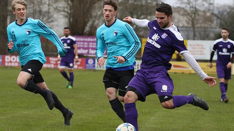 Die Jahn-Spieler um Hendrik Hassa (li.) und Tobias Eisgrub (Mitte) kamen am Samstag im Derby gegen den FC Eintracht Bamberg (am Ball: Dreifachtorschütze Daniel Schäffler) fast immer einen Schritt zu spät.  Foto: Sebastian Baumann