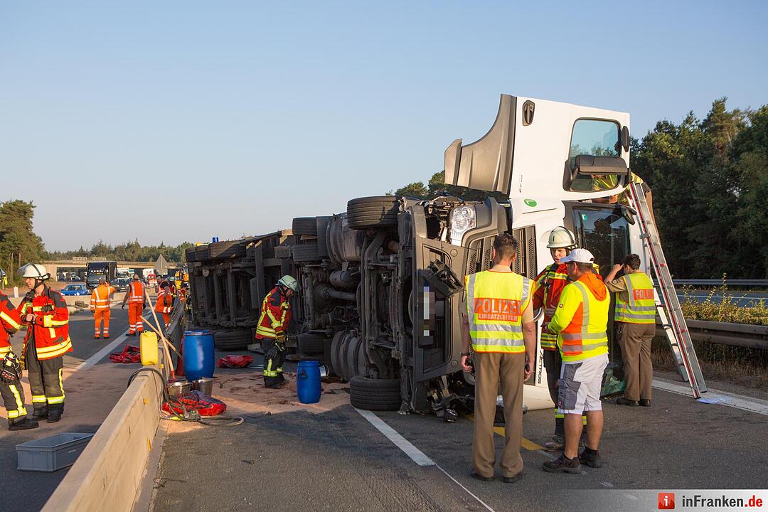Sattelzug kippt in Baustellenbereich bei Nürnberg um