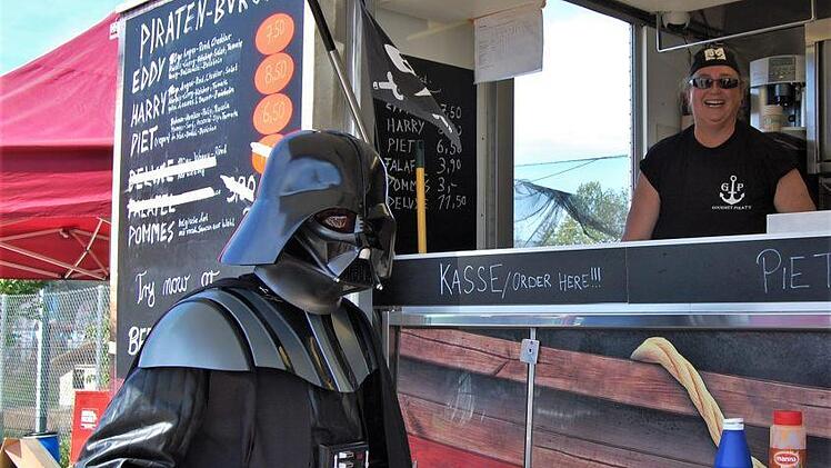 Sogar Darth Vader hat Appetit auf die saftigen Piraten-Burger. Foto: Sigismund von Dobschütz