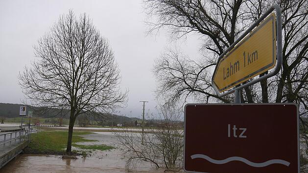 Nach dem 14. Dezember (mit 4,27 Metern H&ouml;chststand) und dem 16.  Dezember (4,30 Meter)  &uuml;berschritt  die Itz im s&uuml;dlichen Landkreis Coburg am Donnerstag   (4,45 Meter) zum dritten Mal binnen weniger Wochen die Meldestufe III.Berthold K&ouml;hler