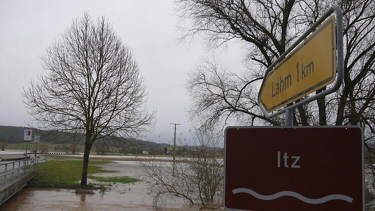Nach dem 14. Dezember (mit 4,27 Metern Höchststand) und dem 16.  Dezember (4,30 Meter)  überschritt  die Itz im südlichen Landkreis Coburg am Donnerstag   (4,45 Meter) zum dritten Mal binnen weniger Wochen die Meldestufe III.Berthold Köhler