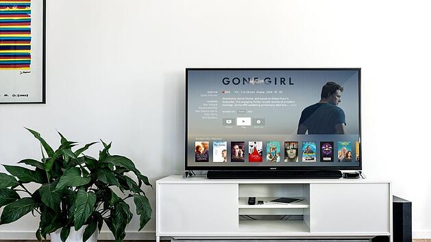 Neue Serien und Filme sind ab dem 1. Dezember bei Amazon Prime Video und Netflix zu finden. Symbolbild: Jens Kreuter/Unsplash.com