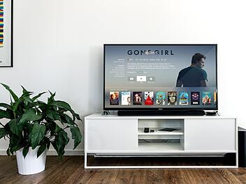 Neue Serien und Filme sind ab dem 1. Dezember bei Amazon Prime Video und Netflix zu finden. Symbolbild: Jens Kreuter/Unsplash.com