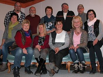 Die Theatergruppe: Rita Nöth, Andrea Hillenbrand, Petra Arnold, Ulrike Kiesel, Anita Hillenbrand und Christa Alberth (vorne) sowie Dieter Heim, Reiner Hillenbrand, Sonja Eckert, Peter Hillenbrand und Heiko Krakofsky (hinten). Foto: Ewald Kiesel