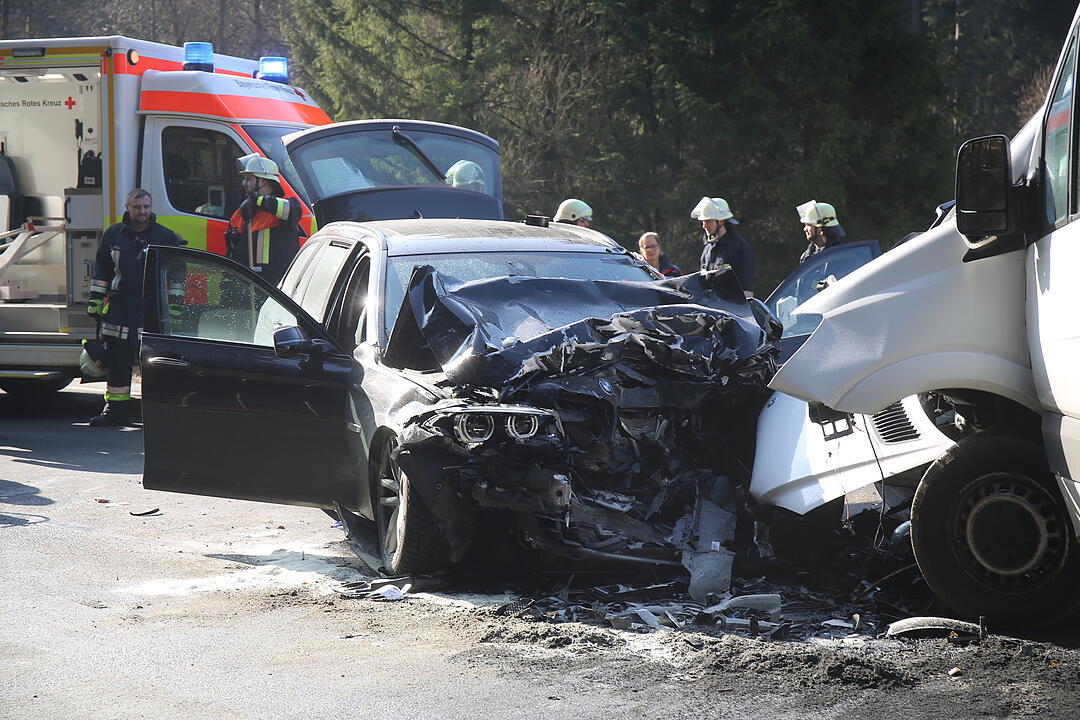 Rettungshubschrauber nach Frontalcrash im Einsatz