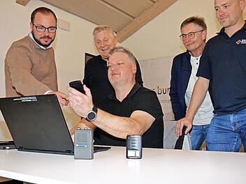 Die n&auml;chste Generation der Meldeempf&auml;nger f&uuml;r die Alarmierung der Feuerwehren und Rettungsdienste testen Sebastian Straubel, Manfred Lorenz, Peter Puff, Ottmar Jahn und Tobias Eismann (von links).
