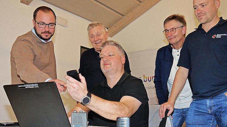 Die n&auml;chste Generation der Meldeempf&auml;nger f&uuml;r die Alarmierung der Feuerwehren und Rettungsdienste testen Sebastian Straubel, Manfred Lorenz, Peter Puff, Ottmar Jahn und Tobias Eismann (von links).