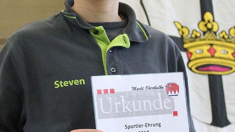 Bavaria-Schütze Steven Schultz siegte im Bezirk und bei der Gaumeisterschaft mit dem Bogen in der Schülerklasse.