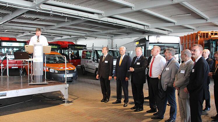 Die ersten Reden gab es in der Bushalle der SÜC.