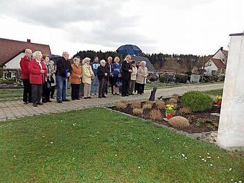 Heimatfreunde versammeln sich an der Grabstätte von Monsignore Pfarrer Adolf Schrenk zu einem Gebet mit Vertriebenenseelsorger der Erzdiözese Bamberg, Monsignore Herbert Hautmann.  Foto: Amon