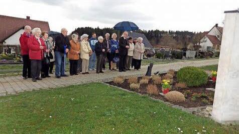 Heimatfreunde versammeln sich an der Grabstätte von Monsignore Pfarrer Adolf Schrenk zu einem Gebet mit Vertriebenenseelsorger der Erzdiözese Bamberg, Monsignore Herbert Hautmann.  Foto: Amon