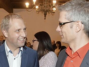 Ulrich Schürr (links) und Uwe Kirschstein beglückwünschten sich gegenseitig zu ihrem guten Abschneiden bei der OB-Wahl, das sie in 14 Tagen zu Stichwahl-Gegner macht.  Fotos: Ronald Rinklef