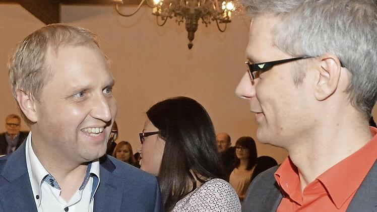 Ulrich Schürr (links) und Uwe Kirschstein beglückwünschten sich gegenseitig zu ihrem guten Abschneiden bei der OB-Wahl, das sie in 14 Tagen zu Stichwahl-Gegner macht.  Fotos: Ronald Rinklef