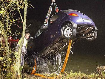 Mit einem Kran wurde der Kleinwagen aus dem Main gehoben. Für die 23-jährige Fahrerin gab es keine Rettung. Die Frau starb.  Foto: René Ruprecht