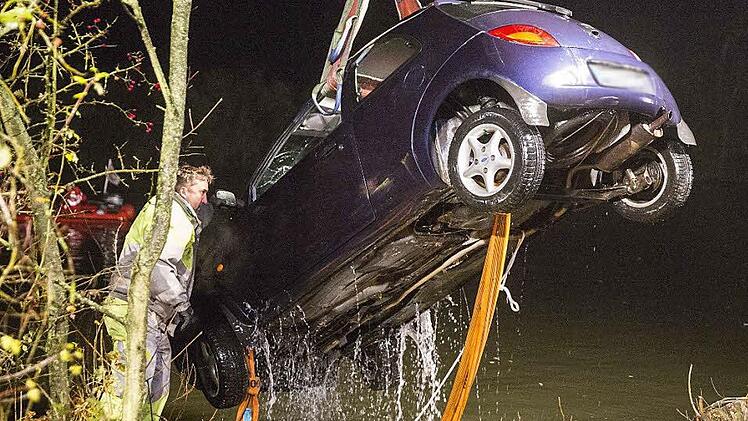 Mit einem Kran wurde der Kleinwagen aus dem Main gehoben. Für die 23-jährige Fahrerin gab es keine Rettung. Die Frau starb.  Foto: René Ruprecht
