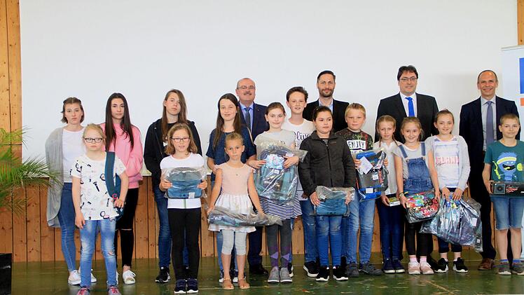 (von rechts) Schirmherr Landrat Christian Meißner und Christian Senff, Vorstandsmitglied der VR-Bank Lichtenfels-Ebern, Christoph Bäumel, Vorstand Raiffeisen-Volksbank Bad Staffelstein und Ulrich Klein, Vorstand Raiffeisen Obermain Nord zusammen mit den Preisträgern des Wettbewerbs.