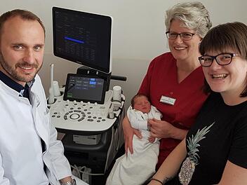 Matthäus Kupietz, Hebamme Birgitta Wohner-Finger mit dem kleinen Marlon und die Mama Manuela Schramm beim Abschlussgespräch - für die Fotografin... Foto: Brigitte Krause