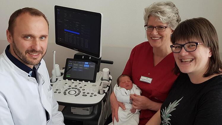 Matthäus Kupietz, Hebamme Birgitta Wohner-Finger mit dem kleinen Marlon und die Mama Manuela Schramm beim Abschlussgespräch - für die Fotografin... Foto: Brigitte Krause