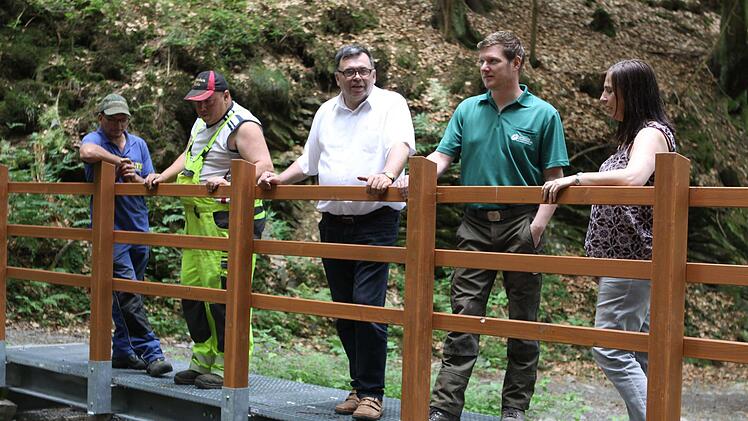 Bei der offiziellen Inbetriebnahme des Steges über die Tschirner Ködel waren (v.r.) Anja Wunder von Naturpark Frankenwald, Max Heindl von den Bayerische Staatsforsten, Bürgermeister Peter Klinger, sowie die beiden Mitarbeiter des Bauhofs Kai Schallnuss und Christoph Scherbel dabei.