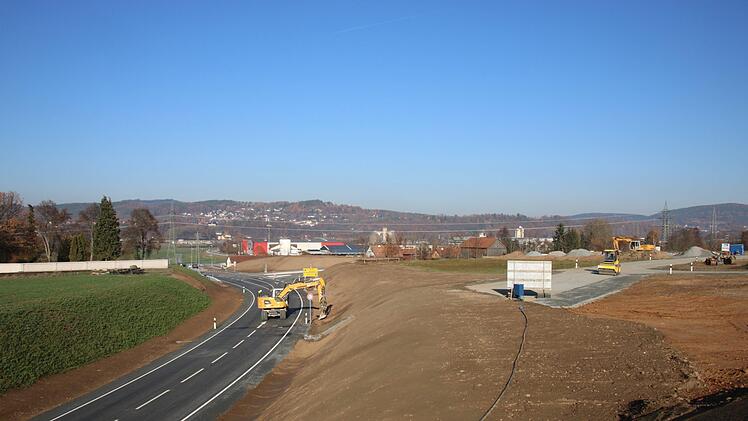 Ein zentrales Teilstück: Die Trasse, die vom Kulmbacher Industriegebiet auf die neue Melkendorfer Ortsumgehung führt (links). Rechts ist der Kreisverkehr zu sehen. Foto: Katrin Geyer
