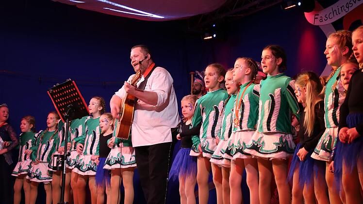 In Markus Brehms Loblied auf die Bratwurst, stimmten die Kinder- und Krümelgarde des Seßlacher Faschingsvereins inbrünstig mit ein. Foto: Bettina Knauth