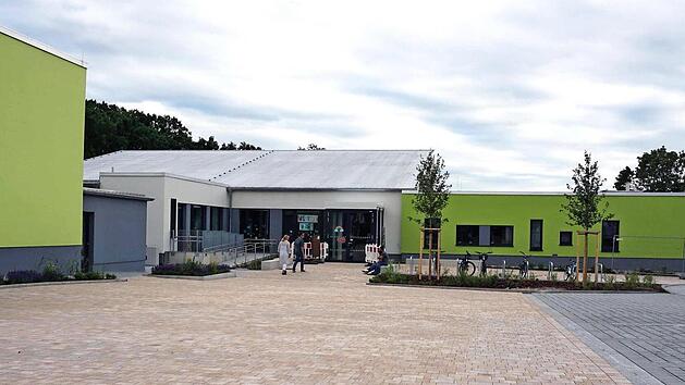 Eine Förderung aus dem Bundesprogramm zur Sanierung kommunaler Einrichtungen hätte der Gemeinde Heßdorf auch für die Grundschule und die Turnhalle in Hannberg gutgetan. Foto: Richard Sänger