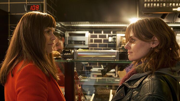 Kim (Katharina Wackernagel, links) und Lesley (Julia Becker) streiten über ihren fehlerhaften Einbruch in einen Tresorraum.