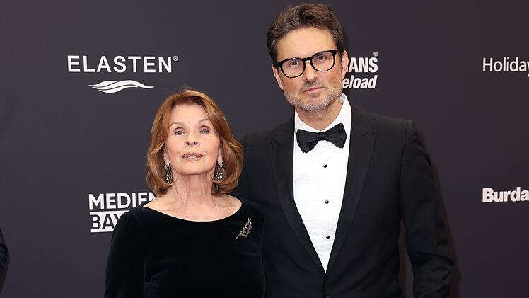 Unter der Regie ihres Sohnes Simon Verhoeven hat Senta Berger den Film "Ach diese L&uuml;cke, diese entsetzliche L&uuml;cke" gedreht. Die Romanverfilmung feiert am 27. Januar Premiere.