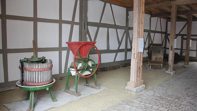 Auch die Scheune des Schumacherhauses, wo das Fremdenverkehrsamt beheimatet ist, hat der Bürgerverein mit Exponaten bestückt.