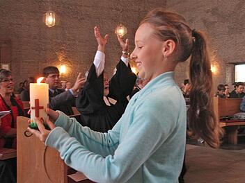 Die evangelischen Christen feierten die Weihe ihres modernen Gotteshauses in Hammelburg vor 50 Jahren.  Fotos: Gerd Schaar